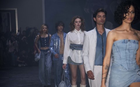 Como parte de las actividades, la marca de moda ofreció un desfile de modas. Siete artistas plásticos dejaron su huella en las prendas de alta costura.