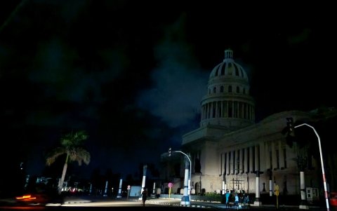 Fotografía del Capitolio a oscuras durante un apagón este domingo, en La Habana (Cuba).