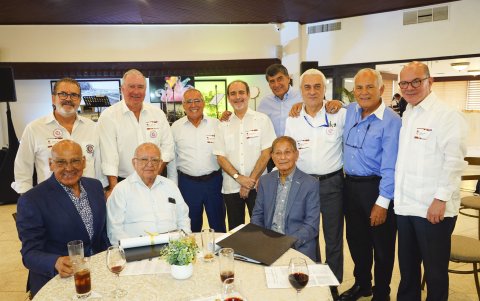 Ricardo Ponce, Jaime Bellés, Mario Mera, Víctor Almeida, Carlos Aldás, Miguel Yapur, Pablo Russo y Luis Vélez, junto a los profesores Luis Vásconez, Alfonso Sánchez y Segundo De La Cruz.