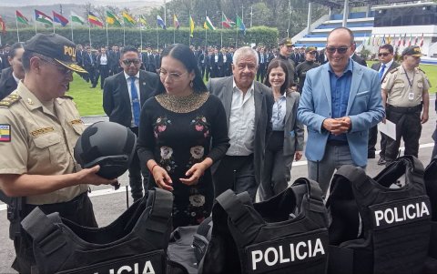 La presidenta del Consejo Nacional Electoral, Diana Atamaint verificó la indumentaria que utilizarán los uniformados de la custodia.