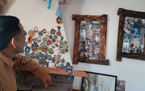 Mira con felicidad los recuerdos de su vida. Decenas de medallas de las carreras y maratones que corrió durante más de 15 años.