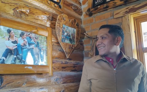 El retrato de sus hijos lo acompaña en uno de los rincones de su hogar. Ellos respetan su decisión de morir.