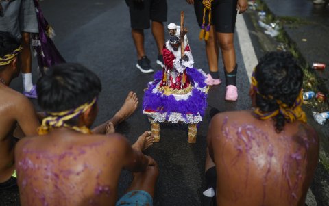 Peregrinos se arrastran como penitencia en su camino a la iglesia de San Felipe para rendir devoción al 'Cristo Negro de Portobelo' este lunes, en Portobelo (Panamá).