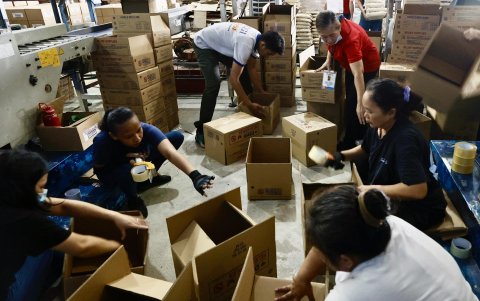 Voluntarios preparan ayuda en Manila ante la llegada prevista el jueves de la tormenta Trami a Filipinas.