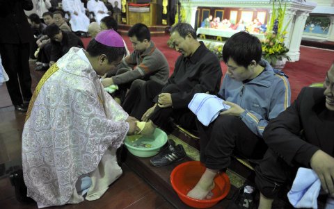 Un sacerdote católico chino en la ceremonia del lavado de pies durante la Pascua.