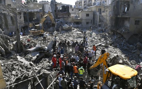 Personas y miembros de los servicios de emergencia trabajan en el lugar de un ataque militar israelí, en el distrito Jnah de Beirut, Líbano, el 22 de octubre de 2024.