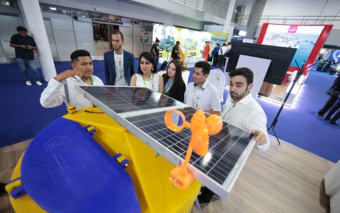 Feria. En la Aqua Expo 2024 uno de los modelos de la herramienta para dar el alimento a los camarones, funciona con panel solar.