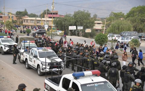 Agentes de la Policía intervienen uno de los bloqueos a una carretera por parte de seguidores del expresidente Evo Morales.