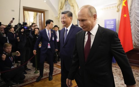 El presidente Vladimir Putin (R) y el presidente chino Xi Jinping pasan junto a periodistas durante su reunión al margen de la Cumbre BRICS en el Kremlin de Kazá.