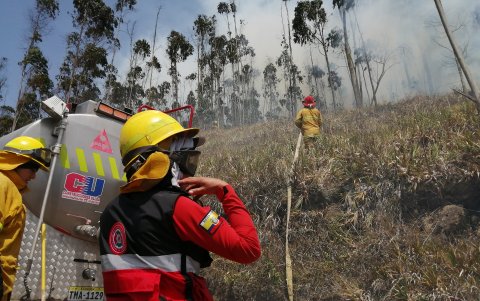 2. Autoridades. Los bomberos han realizado labores para aplacar el fuego. La Alcaldía ha realizado inversión para tener mejores respuestas.