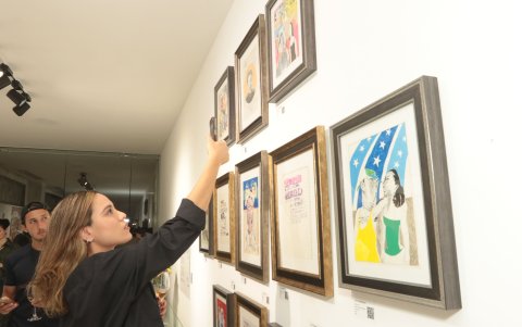 María Belén Veloz copia el código con el link de los trabajos de los expositores.