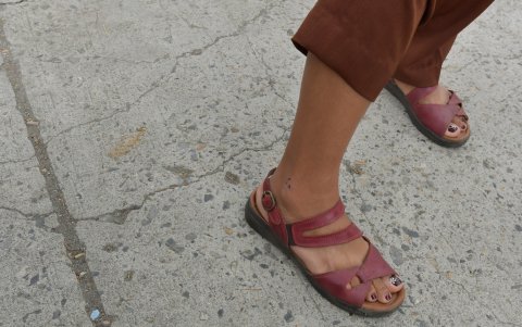 El tobillo de una madre de familia, herido tras salir corriendo de un intento de asalto.