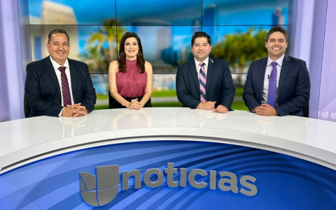 José Daniel López presenta las noticias deportivas en Univisión San Diego.