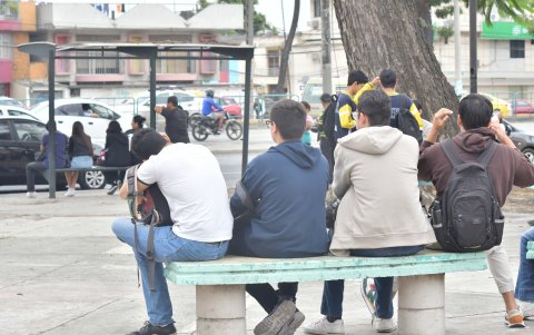 En el paradero aguardan los estudiantes la llegada del expreso, con miedo.