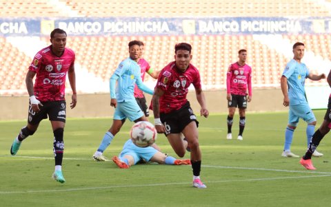 Kendry Páez de Independiente del Valle en busca de la pelota en el partido ante Universidad Católica por la semifinal de Copa Ecuador