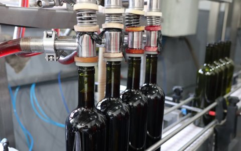 El vino de mortiño se encuentra en las perchas de los principales supermercados del país.