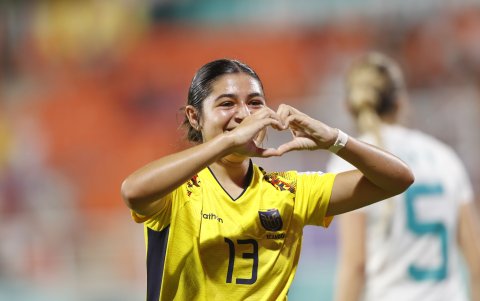 Caprice Rose Chiuchiolo de Ecuador celebra uno de sus goles en la Copa Mundial Femenina Sub-17 ante Nueva Zelanda, en el estadio Cibao en Santiago de los Caballeros