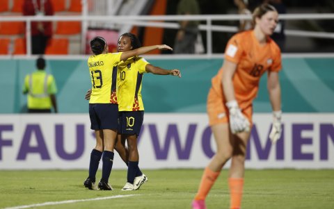 Jugadoras de Ecuador celebran la victoria ante Nueva Zelanda en la Copa Mundial Femenina sub-17 en el estadio Cibao en Santiago de los Caballeros (República Dominicana)
