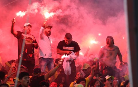 Hinchas toreros encienden bengalas y juegos pirotécnicos en las gradas del Monumental durante el Clásico del Astillero del 20 de octubre de 2024.