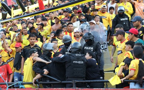 La Policía del Ecuador intervino para separar a hinchas que protagonizaron una pelea en las gradas.