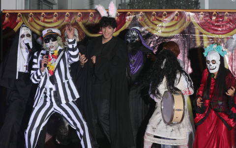 Alejandro baila junto a zombies y brujas.