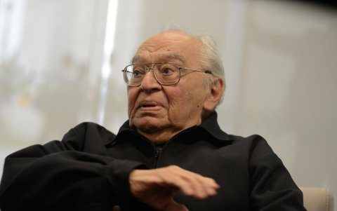 Foto de archivo del 3 de julio de 2023 del padre Gustavo Gutiérrez en una rueda de prensa en Lima (Perú).