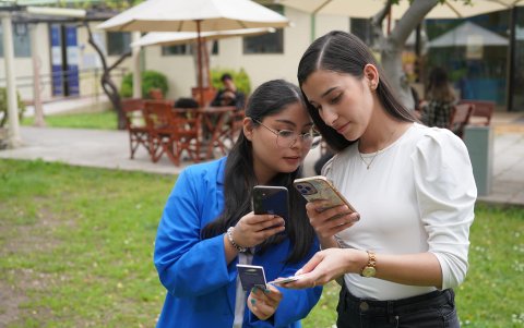 Personas utilizando la realidad aumentada en Santiago (Chile), para observar a los animales de la Antártica