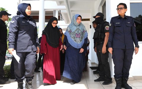 La Policía malasia escorta este miércoles a varios miembros del conglomerado islámico Global Ikhwan Services and Business Holdings (GISBH) a un tribunal de Kuala Lumpur.