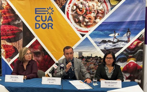 Representantes del Ministerio de Turismo, la Cámara de Turismo de Orellana y las comunidades, en rueda de prensa este 23 de octubre de 2024.
