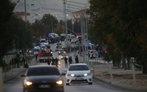 La policía asegura el área luego de un ataque terrorista en la sede del Centro Aeroespacial y de Aviación de Turquía (TUSAS) en Ankara, Turquía, el 23 de octubre de 2024.