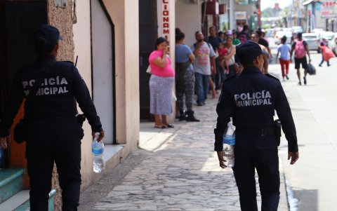 Policías municipales realizan rondines de vigilancia este miércoles, en las principales plazas públicas y calles del municipio de Tapachula en el estado de Chiapas (México).