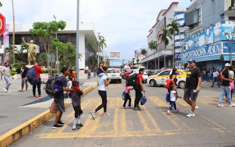 Varias familias de migrantes recorren este miércoles las principales calles del municipio de Tapachula en el estado de Chiapas (México).