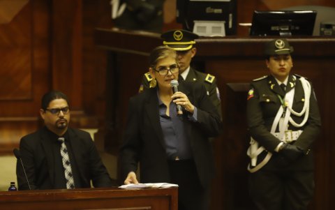 Mónica Palencia termina su interpretación en el pleno de la Asamblea.