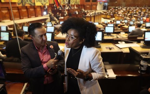 Paola Cabezas se dirige a la prensa en la Asamblea Nacional.