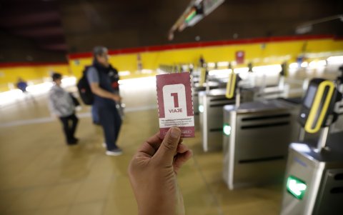 Los usuarios recibieron un boleto de compensación. Se entrega cuando la suspensión es prolongada o por incidencias mecánicas o técnicas.