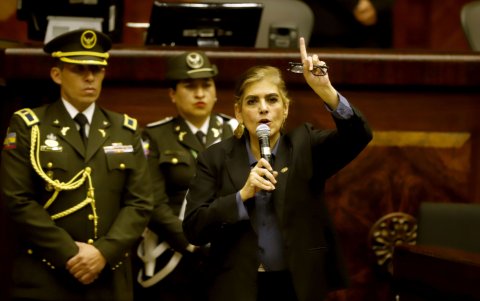 La ministra del Interior, Mónica Palencia, tuvo tres horas para rebatir a interpelantes.