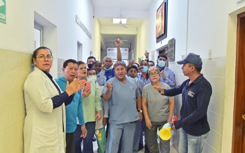 Hecho. Durante la entrevista se registró una protesta dentro del hospital.