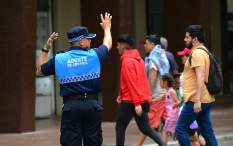Un agente metropolitano en una calle del centro de Guayaquil.