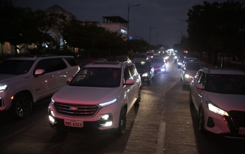 2. Ciudad Celeste. Esta vía queda en penumbras y llena de tráfico durante la noche. Los cortes de luz también afectan a los conductores que temen ser asaltados.