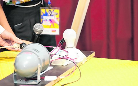 Los alumnos presentaron prototipos de artefactos eléctricos que asistirían en el refuerzo de seguridad en las aulas.