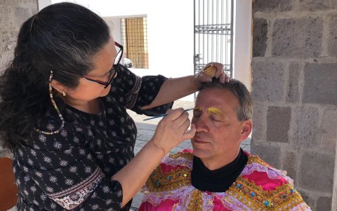 Con cosméticos corrientes pintan el rostro de negro, los labios de rojo y añaden detalles.