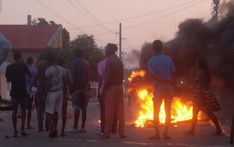 Manifestantes establecen barricadas improvisadas durante una protesta contra los resultados de las elecciones en Maputo, Mozambique, el 24 de octubre de 2024.