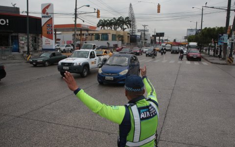 Los vigilantes de ATM se hacen presente, pero su guía no es suficiente, opinan usuarios.