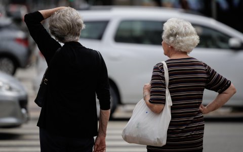 Dos mujeres que caminan por una calle de São Paulo (Brasil).
