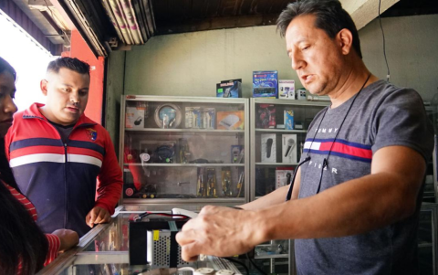 Rodríguez explica a nuevos compradores el funcionamiento de su creación.