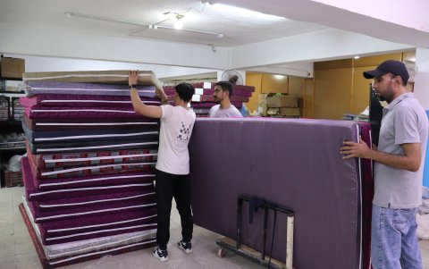 Trabajadores de la empresaria, activista, Nicole Jenes, preparan los productos que serán enviados para abrigar y dar un lecho a las víctimas palestinas y libanesas de los ataques israelíes.