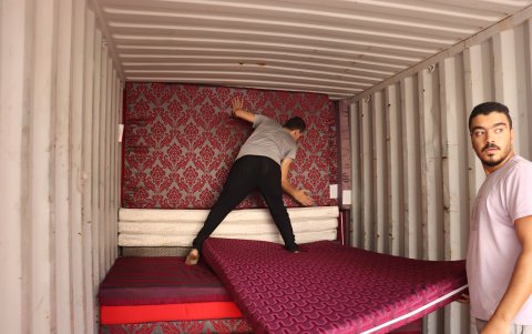 Trabajadores de la empresaria,hispano-rumana Nicole Jenes, preparan los productos que serán enviados para de los ataques de Israel.