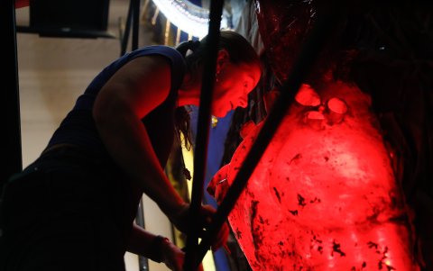 La artista creadora del tapiz sensorial de San Roque González, Liliana Sykora (d), trabaja en su instalación en el Centro Cultural de la República - El Cabildo, en Asunción (Paraguay).