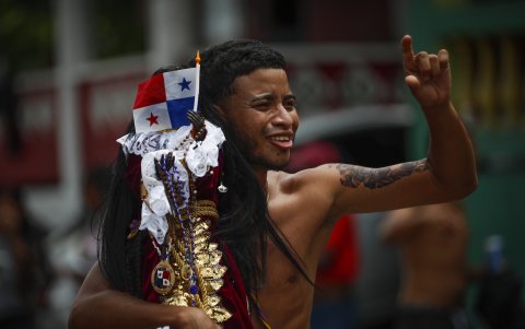 Un peregrino baila en su camino a la iglesia de San Felipe para rendir devoción al 'Cristo Negro de Portobelo' (Panamá).