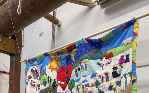 Algunas de las obras textiles expuestas en la la Real Fábrica de Tapices, en el marco de la exposición 'reencuentros para tejer la vida y los afectos'.